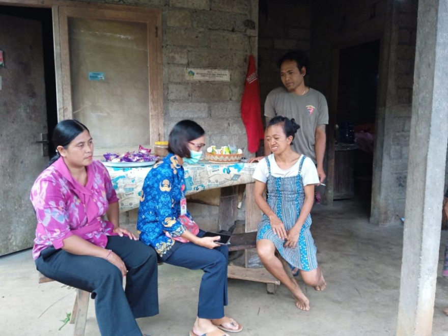 WUJUDKAN DESA BEBAS STUNTING, BIDAN DESA DAN KADER KESEHATAN MASYARAKAT MELAKUKAN KUNJUNGAN RUMAH CATIN